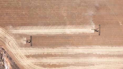este material captura la sinergia de la tecnología agrícola moderna, mostrando el papel esencial de los frentes de cabecera en el proceso de cosecha de trigo
