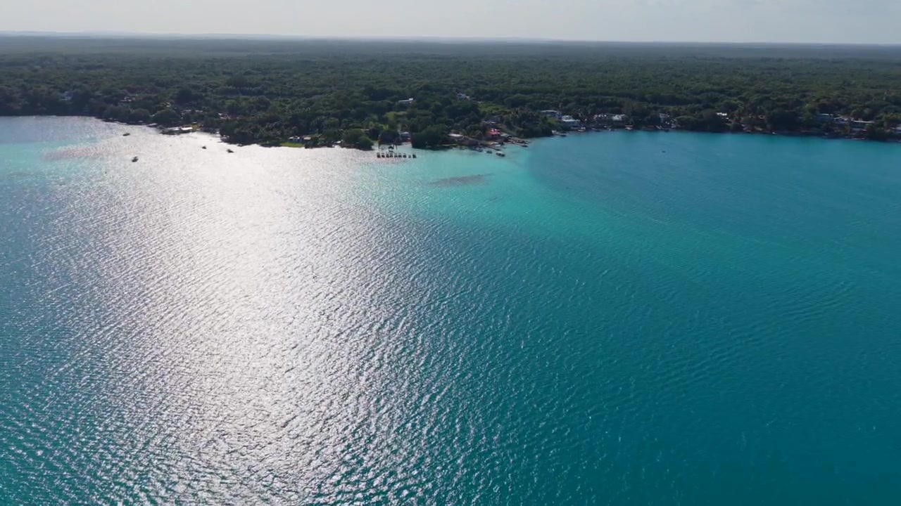 Pemandangan drone Laguna Bacalar saat jam emas