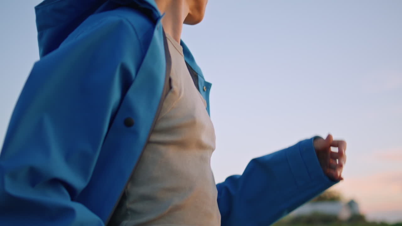 시 주말 클로즈업에 있는 여자 스쿠프 넷. 강에 있는 아름다운 편안한 여자