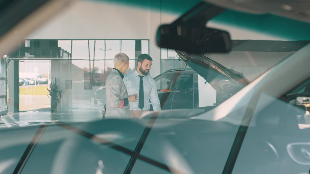 asesoramiento de clientes de salones de exhibición de automóviles