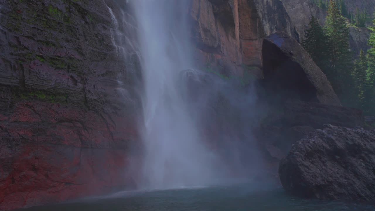 텔루라이드 신부 베일 폭포 콜로라도 풍경 정적  느린 안개 스프레이 박스 캐니언 풍경 바람 cliffside 4wd 하이킹 블랙 베어 패스 보드 푸른 하늘 미국 연못 수영 파워하우스 여름 냉정