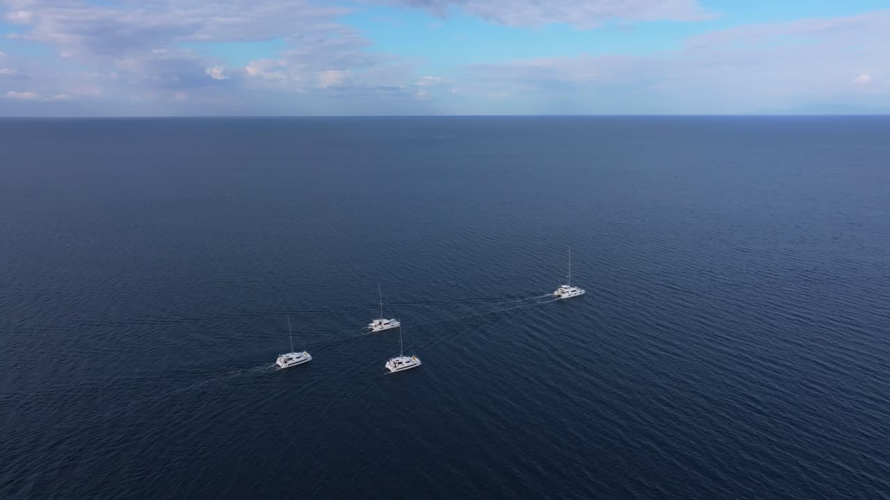 Imbarcazioni da diporto galleggiano placidamente sulle acque di giorno, Grecia