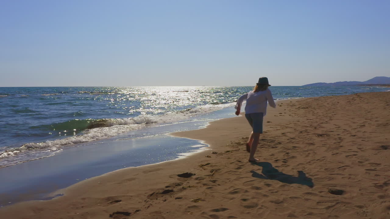 해변을 고 있는 소녀