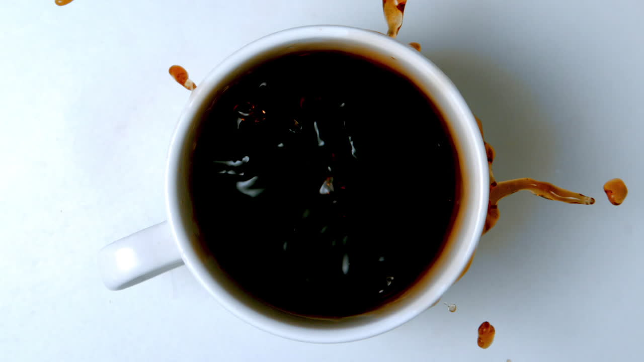 커피 컵 에 떨어지는 설탕 어리