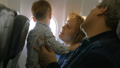 Abuelos-Y-Nieto-Viajando-En-Avión