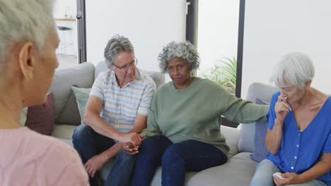 Personas-Mayores-Diversas-En-Una-Reunión-Hablando-En-Una-Casa-De-Retiro