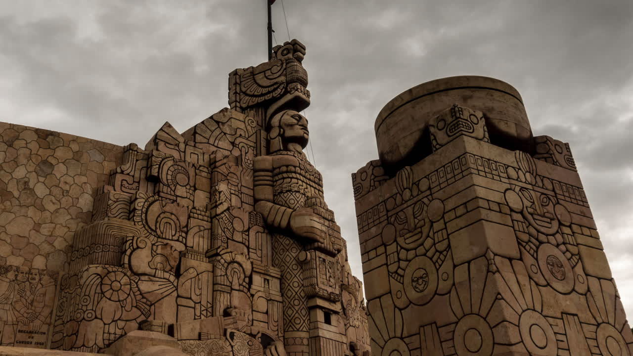 멕시코 유카탄 메리다의 파세오 데 몬테호에 있는 조국 기념비 앞의 동작 흐림 시간 경과