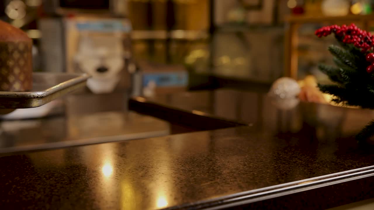 exhibición de panettone en una panadería