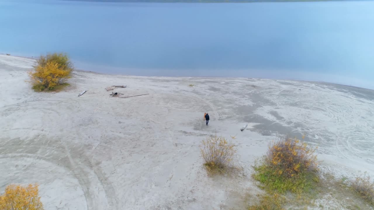 4k 호수 쪽으로 개와 함께  ⁇ 고 있는 남자