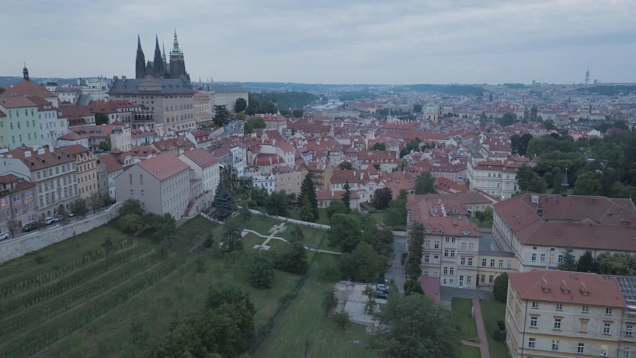 disparo aéreo de avión no tripulado castillo de praga mala strana república checa puesta de sol nublada