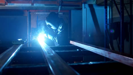 Metallschmied-Mit-Schweißbrenner-In-Der-Werkstatt-4k