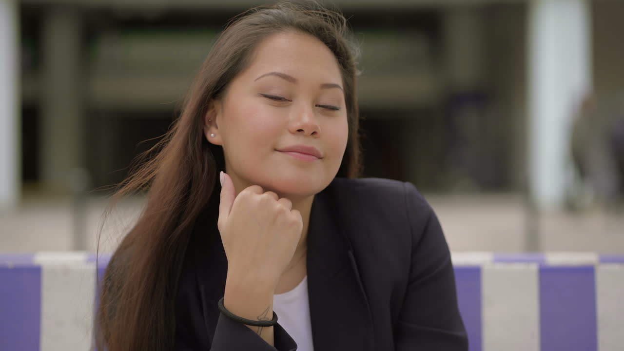 hermosa mujer joven sonriendo a la cámara al aire libre