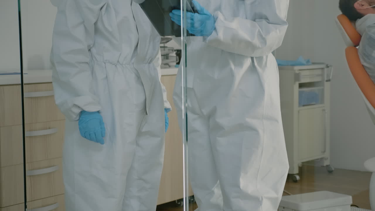 equipo de estomatología de dentistas con una tableta para el examen de cuidado dental