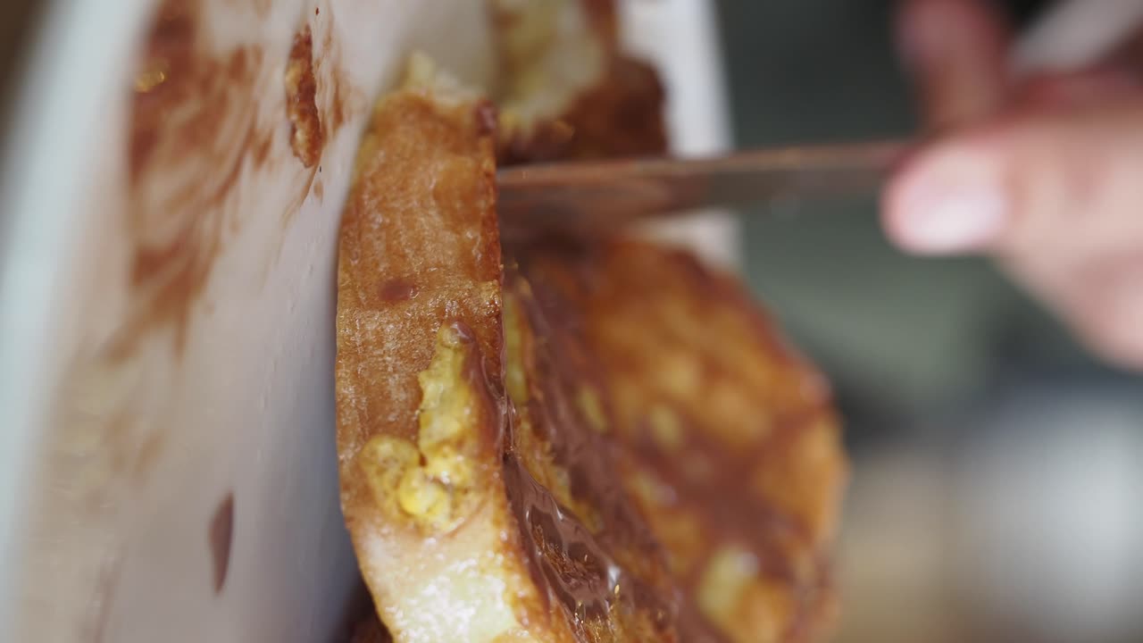 se come una tostada francesa cubierta de chocolate