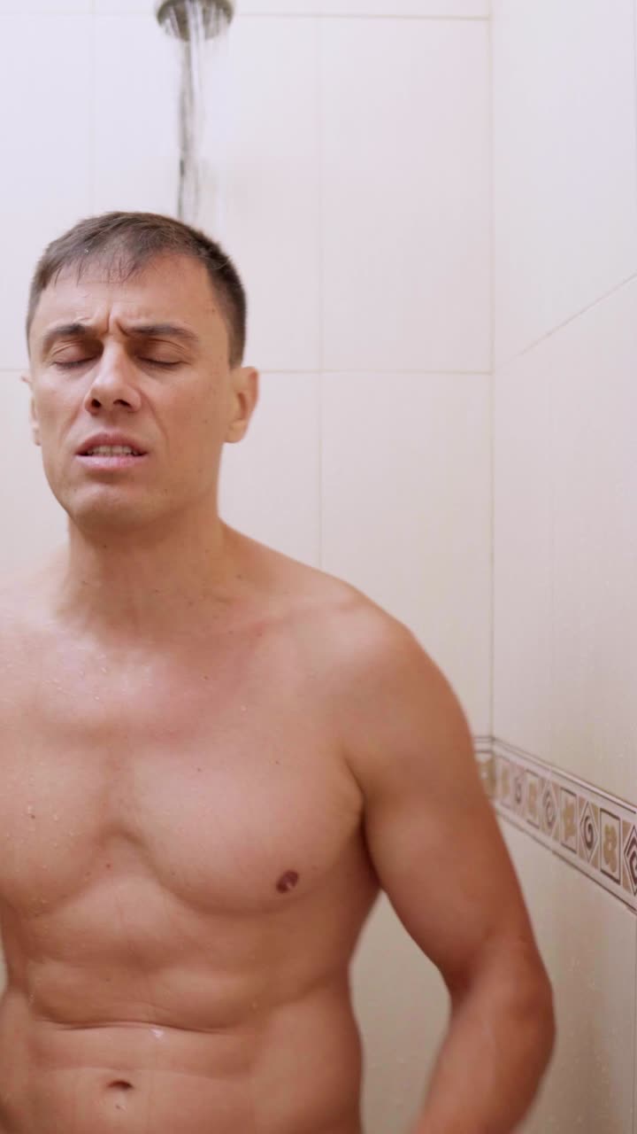 hombre tomando una ducha.