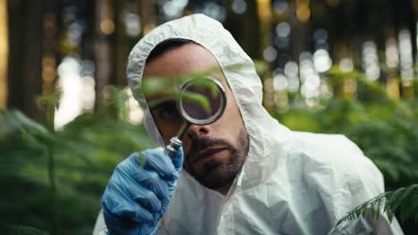 el biólogo examina la planta
