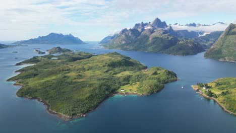 las islas lofoten paisaje natural pintoresco y fiordos en trollfjord, noruega - círculo aéreo 4k