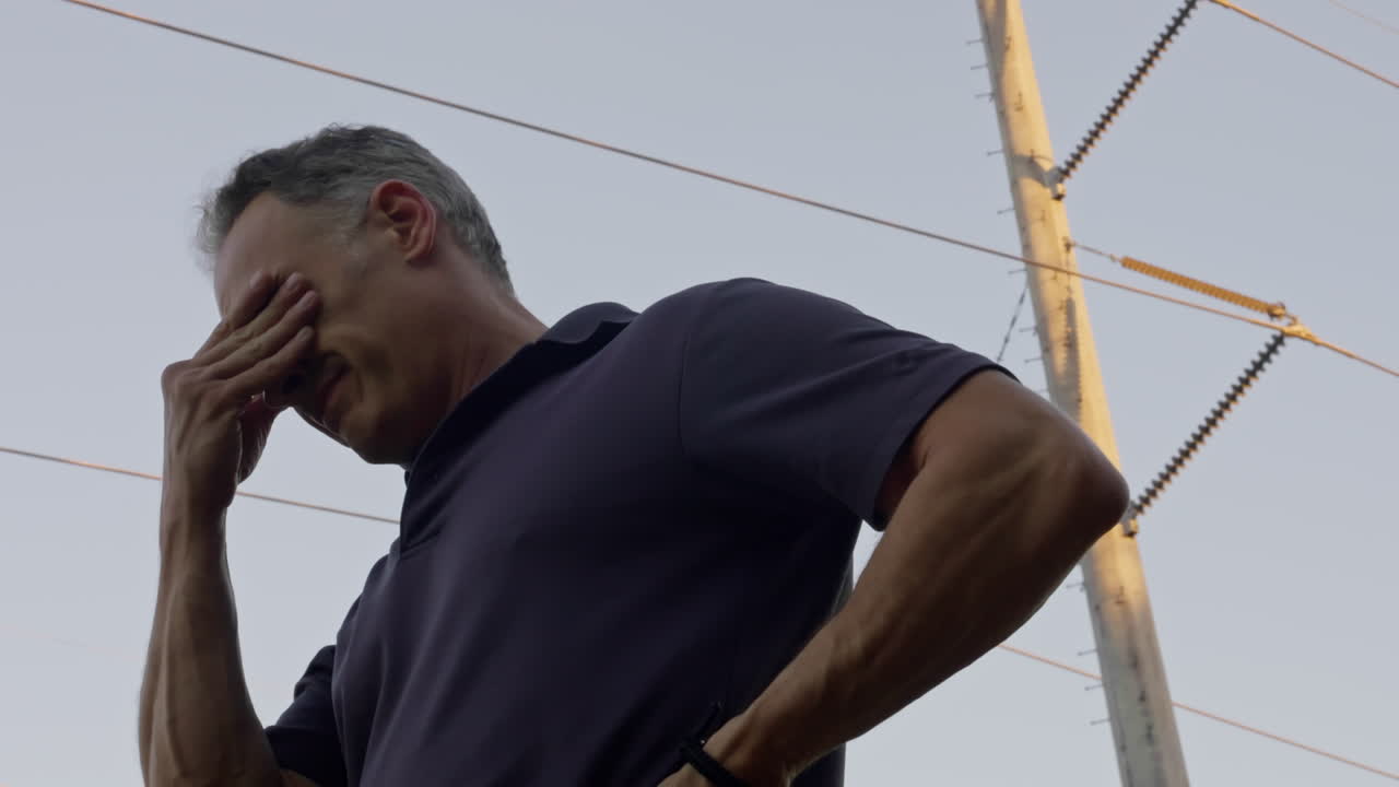 스트레스를 받고 피곤한 중년 백인 남자의 중간  ⁇ , 눈을 문지르고