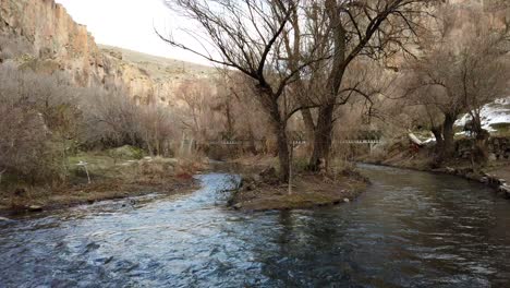 Un-Arroyo-En-El-Valle-De-Ihlara-Durante-El-Invierno,-Capadocia,-Turquía