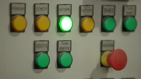 panel de control industrial con luz verde