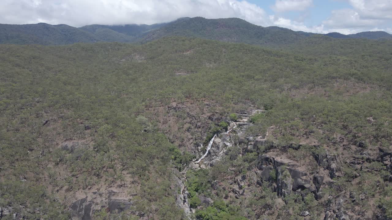 hermosas cataratas davies creek en la selva tropical en queensland, australia - toma aérea de drones