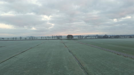 Antenne-Der-Frostbedeckten-Ländlichen-Landschaft-Im-Morgengrauen