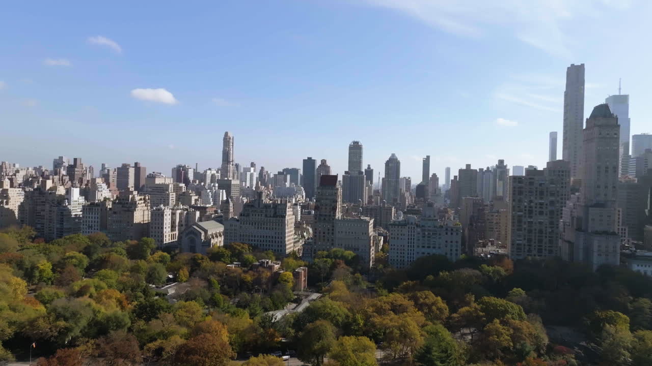 센트럴 파크 위를 날아다니는 드론, 뉴욕의 어퍼 이스트 사이드를 향해, 가을 날