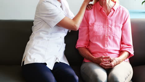 Eine-Krankenschwester-Bürstet-Einem-älteren-Patienten-Die-Haare