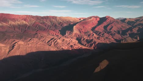 Vista-Aérea-Panorámica-De-La-Forma-De-Las-Montañas-Hornocal-Con-Sombra-Oscura,-Norte-De-Argentina