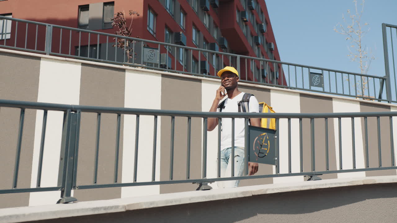 persona de entrega en el entorno urbano