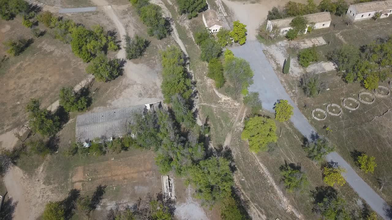 vista aérea de algunos antiguos cuarteles abandonados del ejército