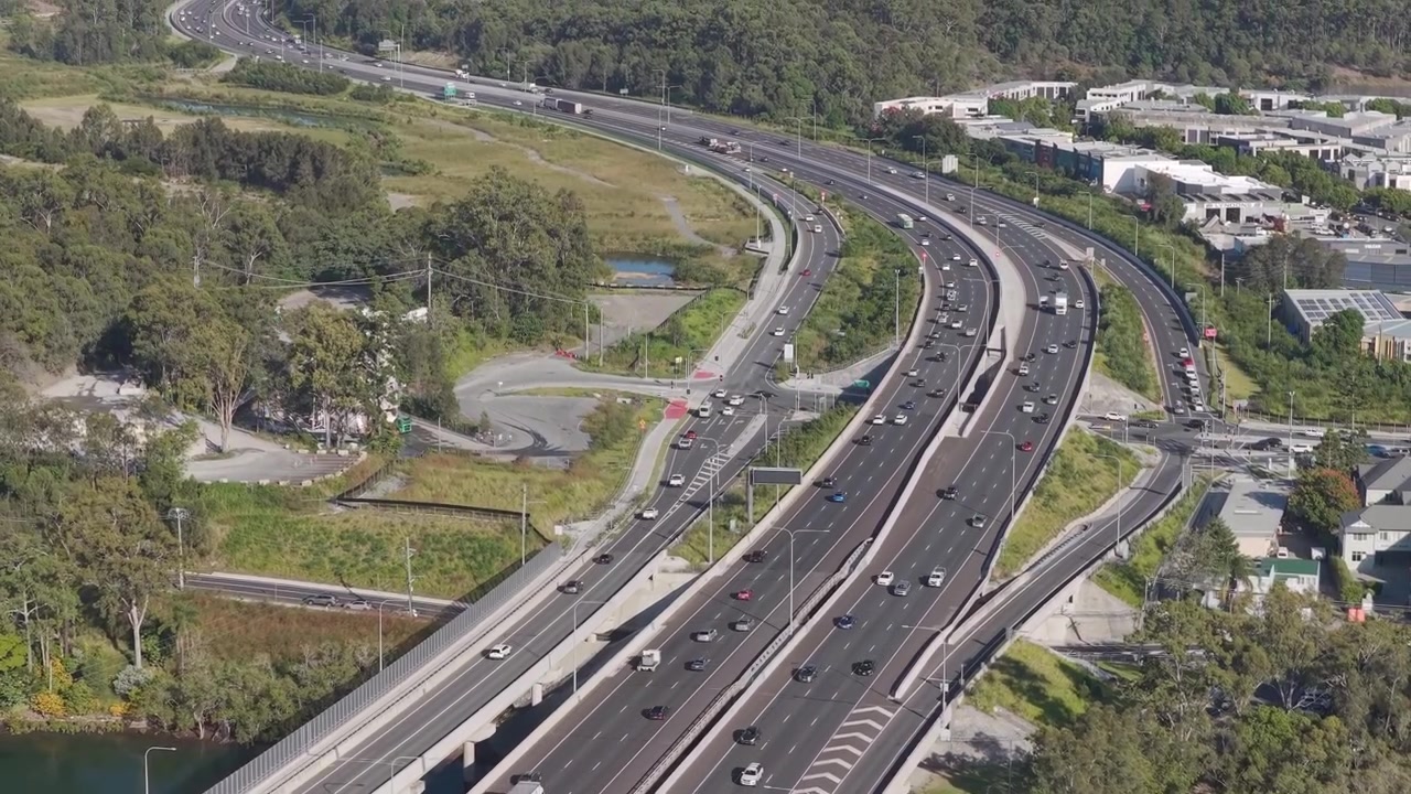 Gold Coast, Queensland, Avustralya'daki Tallebudgera Deresi'ni geçen Pacific Otoyolu köprüsü. - Havadan görünüm