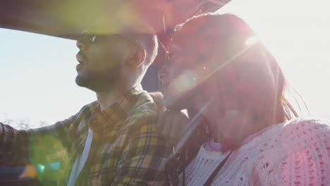 pareja joven en un viaje por carretera en su camioneta pick-up