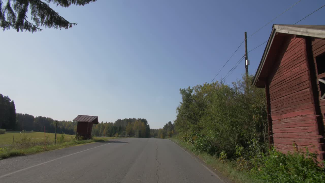 езда на автомобиле через дугу деревьев по проселочной дороге, солнечные лучи и блики