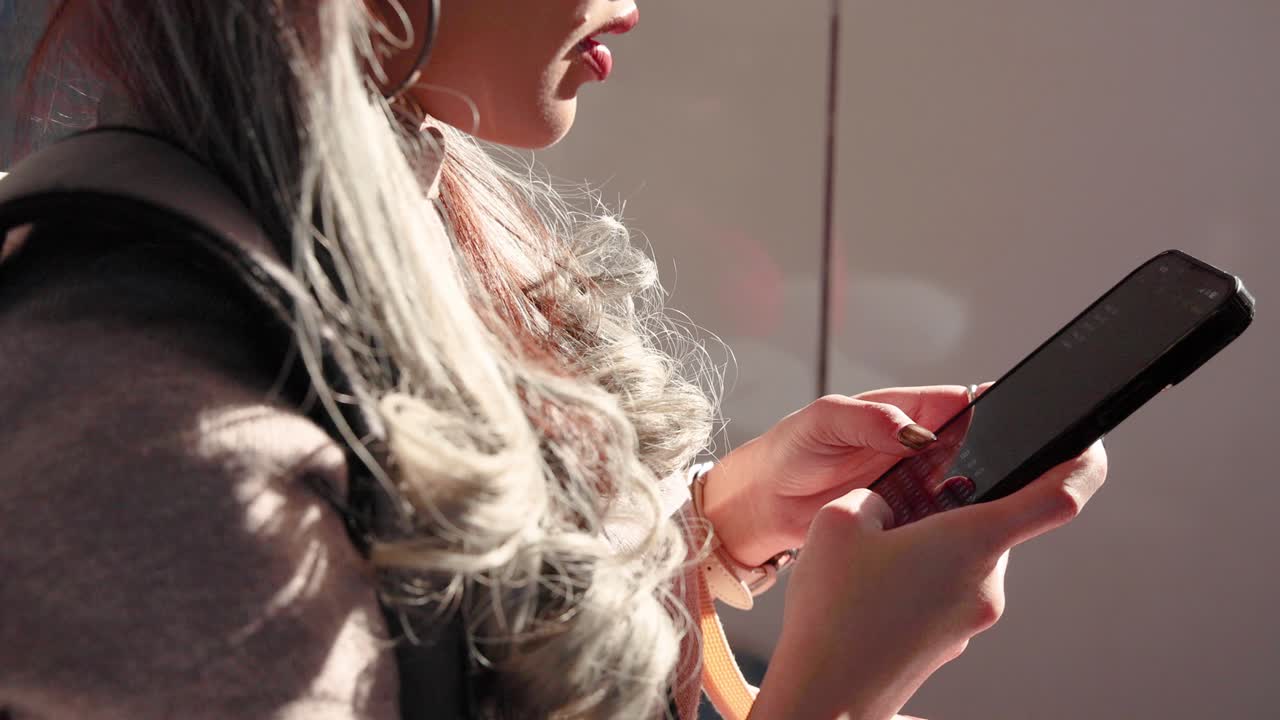 빛 속 에 전화 를 사용 하는 여자