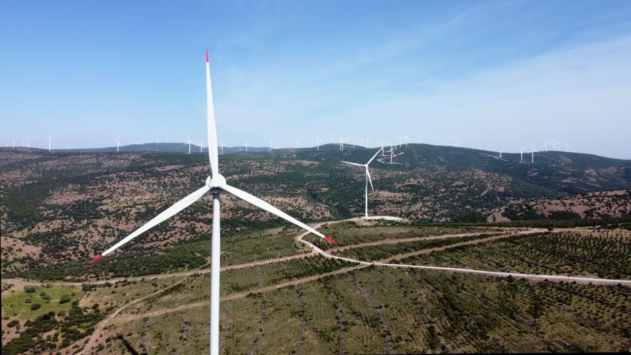 vuelo de la cámara sobre el paisaje con la planta de energía. vista aérea de la turbina eólica. solución de electricidad sostenible. de cerca.