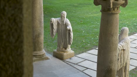 estatuas católicas en el patio del monasterio de ourense, galicia, españa