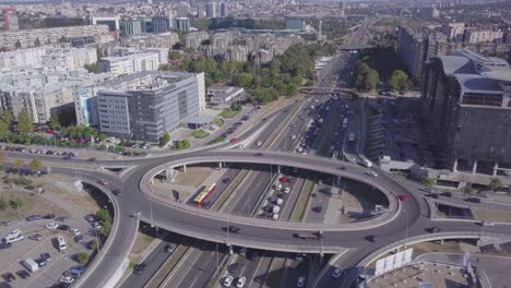 Statische-4K-Luftbildpostkartenaufnahme-Von-Kreisverkehr-Und-Autobahn,-Neu-Belgrad