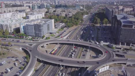 Toma-Postal-Aérea-Estática-De-4k-De-Rotonda-Y-Autopista,-Nuevo-Belgrado