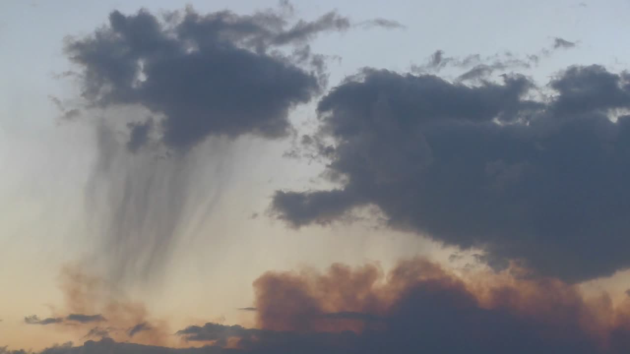la lluvia cae de las nubes en el lapso de tiempo al atardecer
