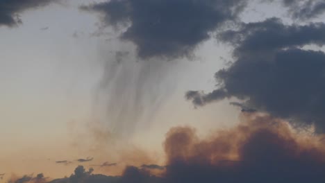 La-Lluvia-Cae-De-Las-Nubes-En-El-Lapso-De-Tiempo-Al-Atardecer