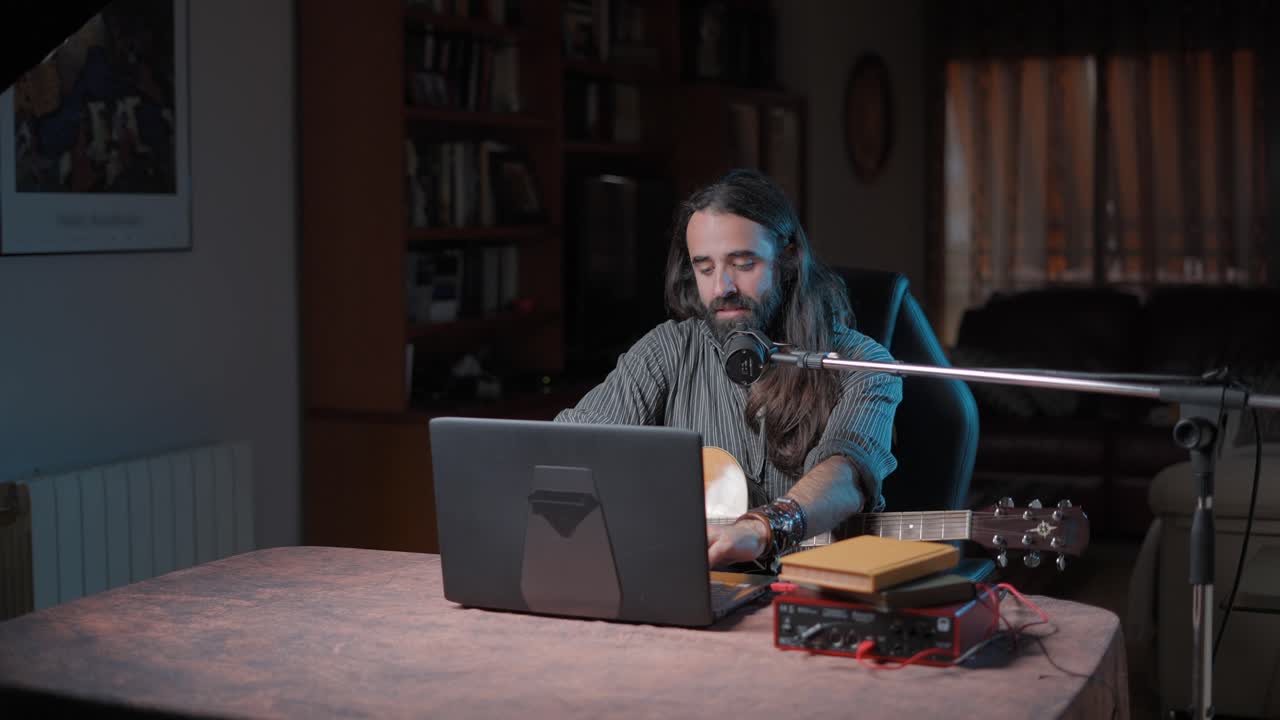 Uomo che registra musica da casa