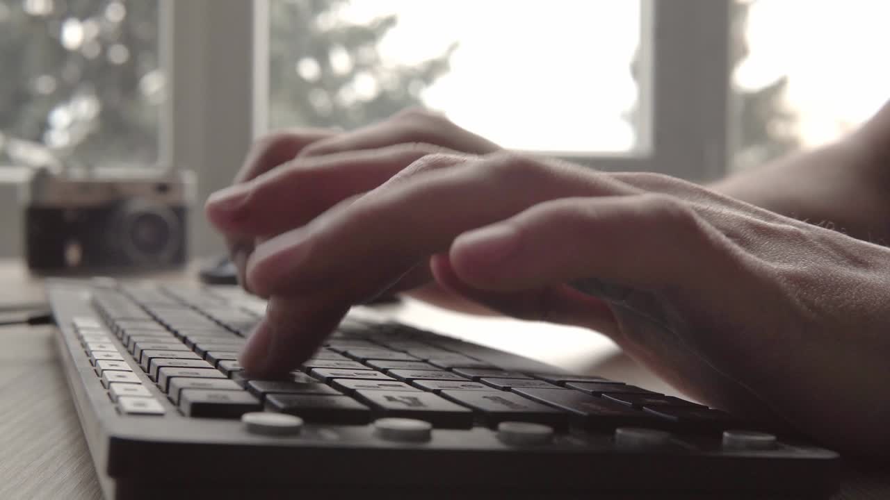 de cerca al escribir en un teclado. hombre escribiendo en el teclado de la computadora. mano del hombre usando el teccado y el ratón de la computación para escribir. fotógrafo independiente trabajando con la computadora