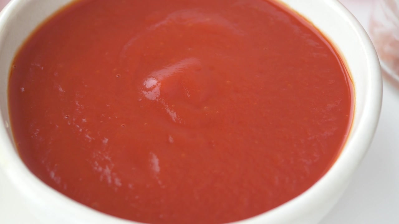 Ciotola di salsa di pomodoro con olio d'oliva e spezie
