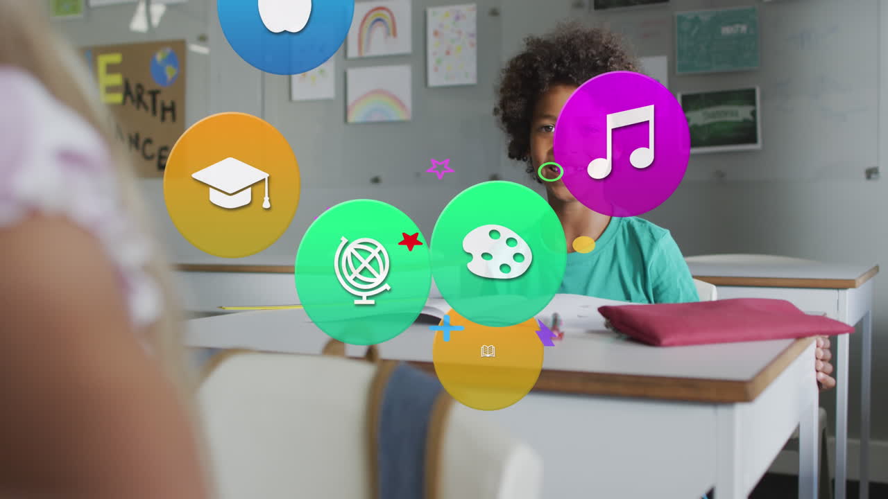 animación de iconos escolares sobre un estudiante biracial sonriente sentado en el escritorio en clase