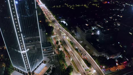 Vista-Nocturna-Panorámica-De-Las-Carreteras-Elevadas-En-El-Moderno-Paisaje-Urbano-De-La-Ciudad-De-Kuningan-En-El-Sur-De-Yakarta,-Indonesia