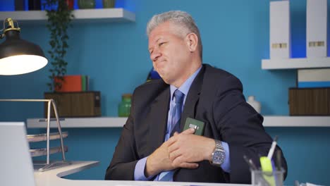 un hombre de negocios enamorado sintiéndose feliz.
