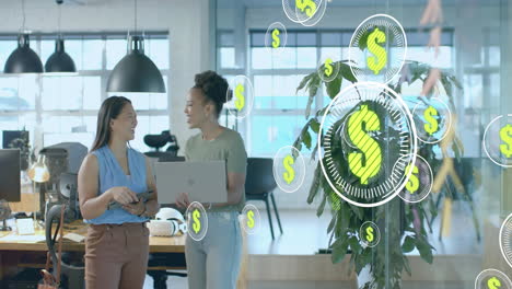 animación de signos de dólar y procesamiento de datos sobre diversas mujeres de negocios en la oficina