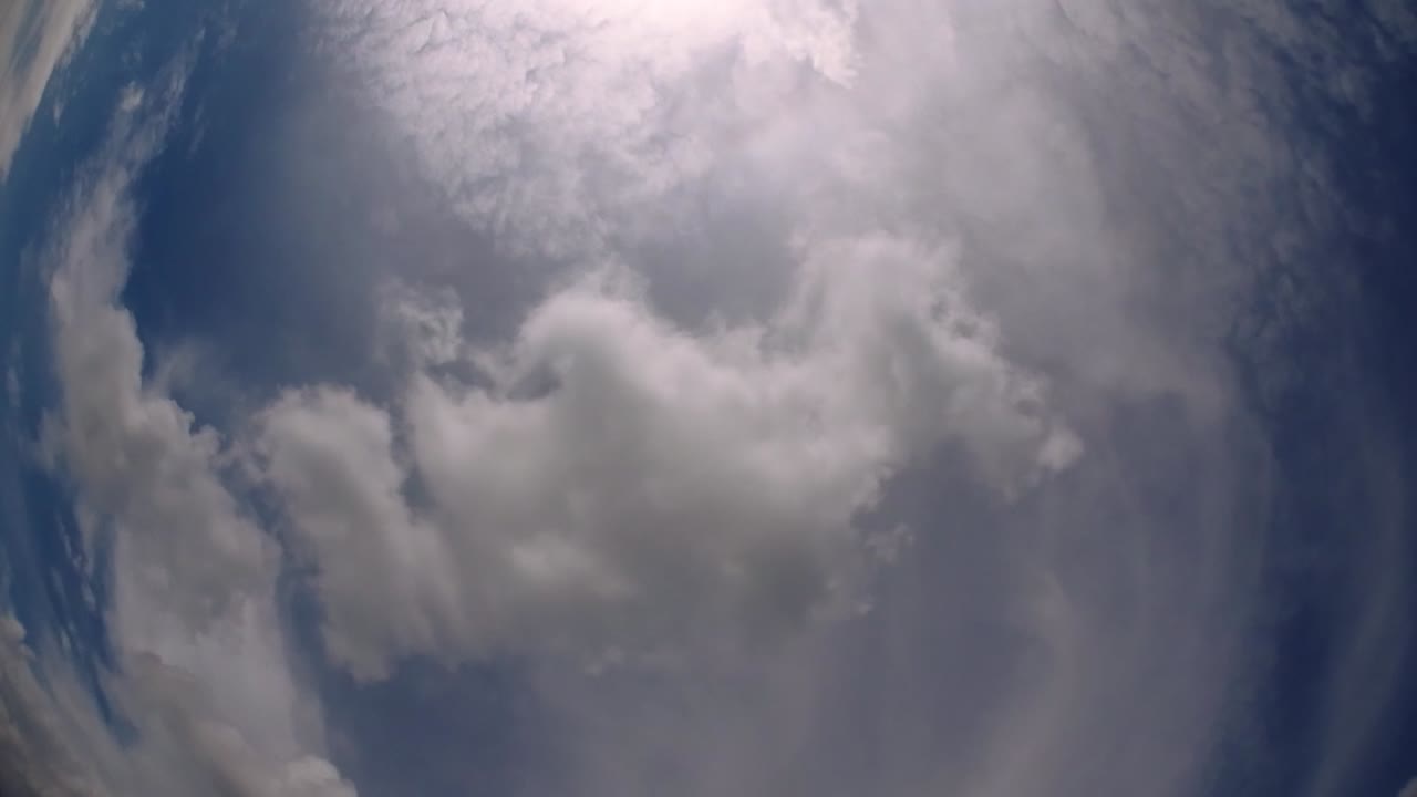 cielo azul y capa de nubes moviéndose en una hermosa tarde soleada