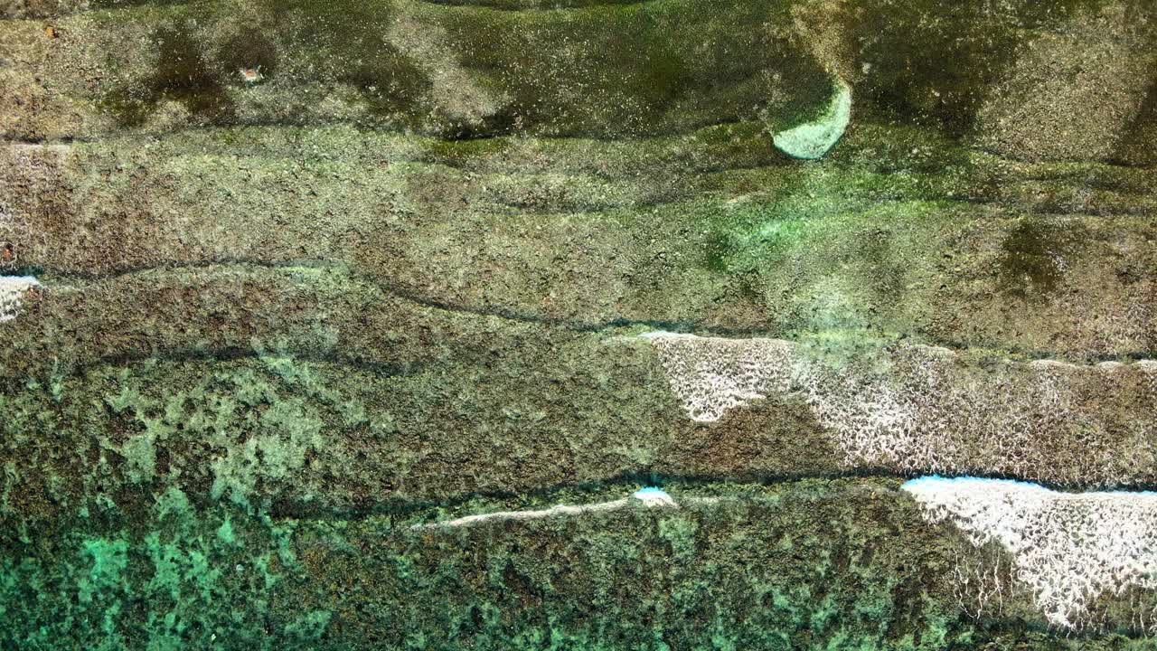 olas en la playa de mahahual cerca de cancún